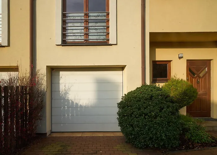 Bright 4 Bedroom House With Living Room, Work Place & Garden Warsaw